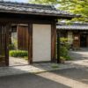 門と石畳のある古い実家のイメージ