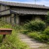 庭木が伸びた空き家管理のイメージ
